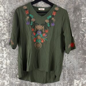 Caliente Size M Floral V Neck Hi Lo Top Olive Green Short Sleeve Pullover Casual